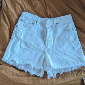 NEVER WORN: WHITE LEVI'S RIBCAGE SHORTS